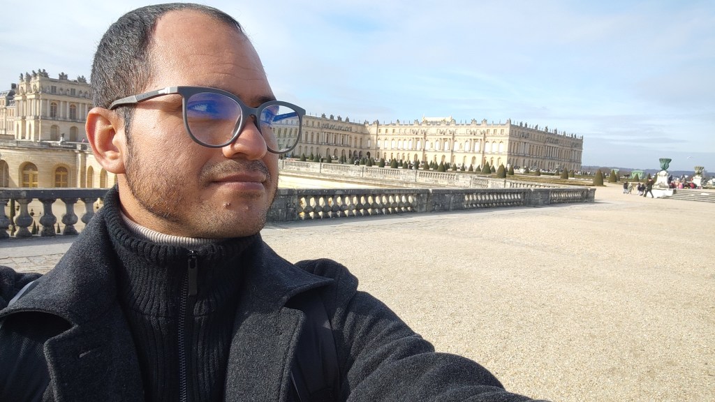 Imagen donde aparece detras de mi el Palacio de Versalles